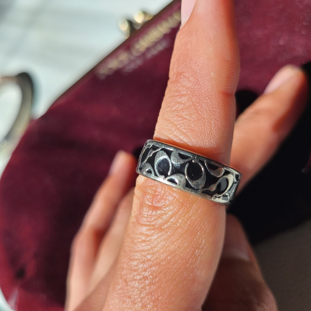 Classic Coach Vintage ring
